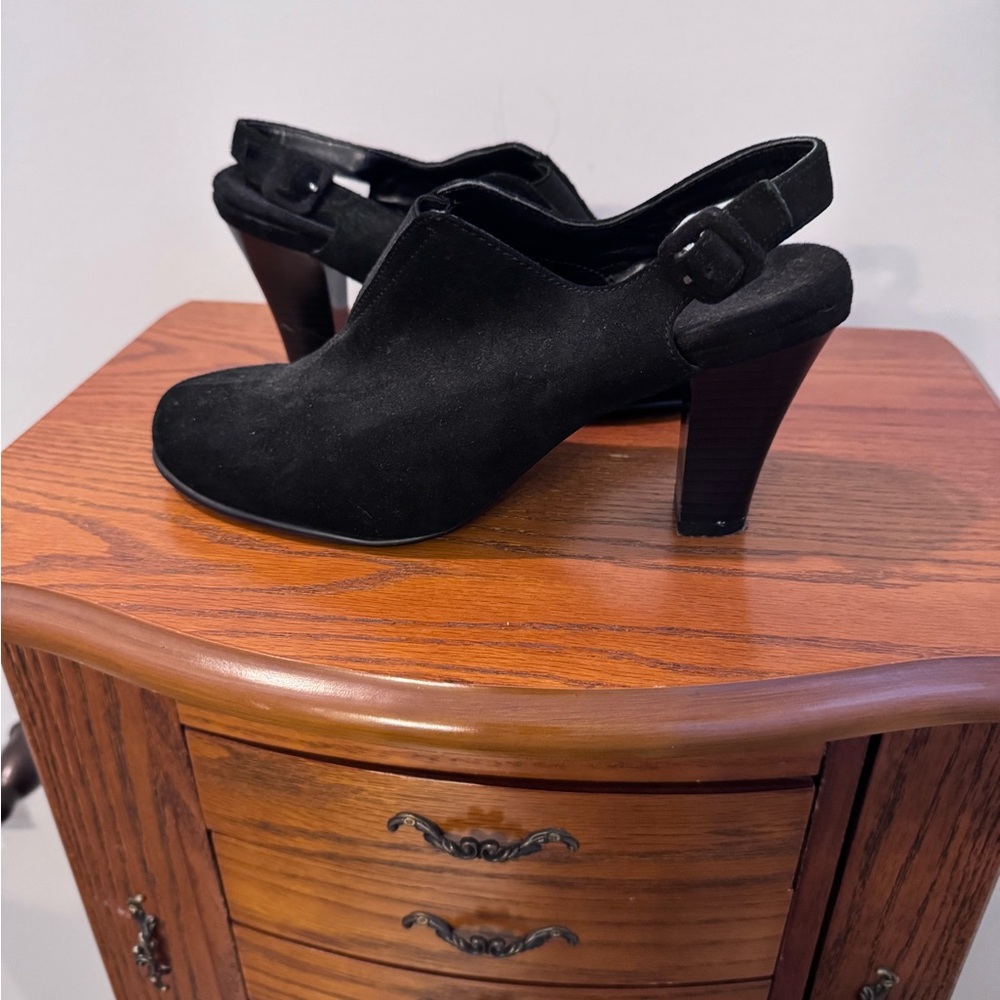 AEROSOLES Black Slingback Heels